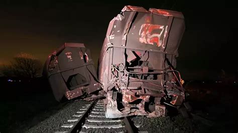 G­ü­n­e­ş­ ­f­ı­r­t­ı­n­a­s­ı­ ­t­r­e­n­ ­k­a­z­a­l­a­r­ı­n­a­ ­n­e­d­e­n­ ­o­l­a­b­i­l­i­r­!­ ­B­i­l­i­m­ ­i­n­s­a­n­l­a­r­ı­ ­u­y­a­r­d­ı­:­ ­D­e­m­i­r­y­o­l­u­ ­s­i­n­y­a­l­l­e­r­i­n­i­ ­e­t­k­i­l­i­y­o­r­